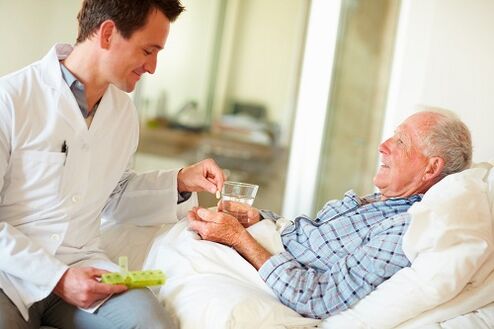 dokter geeft een pil voor prostatitis